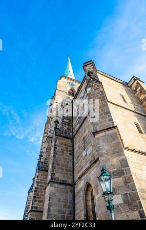 Una fotografia della cattedrale di San Bartolomeo a Plzen, Repubblica Ceca. Questa cattedrale gotica con la sua iconica torre si erge orgogliosamente, circondata da h Foto Stock