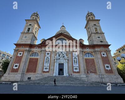 Grande edificio ornato con architettura classica, caratterizzato da due campanili e una cupola centrale, adornata con sculture e colonne, sotto una chiara S Foto Stock