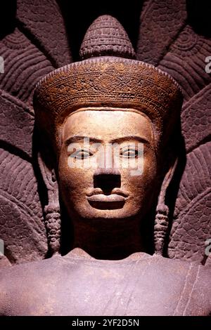 Museo nazionale di Bangkok. Buddha in meditazione sotto sette teste Naga. Stile Baphuon Angkor Wat. Thailandia. Museo Nazionale di Bangkok 016811 262 Foto Stock