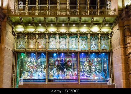 ST. PIETROBURGO, RUSSIA - AGOSTO 26: Finestre del Nikolay Akimov Comedy Theatre di notte a San Pietroburgo, Russia il 26 agosto 2016. Si trova Foto Stock