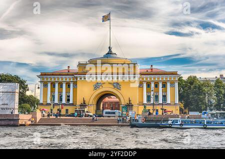 ST. PIETROBURGO, RUSSIA - AGOSTO 27: Facciata dell'edificio dell'Ammiragliato vista dal fiume Neva a San Pietroburgo, Russia, il 27 agosto 2016 Foto Stock