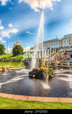 PETERHOF, RUSSIA - AGOSTO 28: Vista panoramica della Grand Cascade, del Palazzo Peterhof, Russia, il 28 agosto 2016. Il complesso del Palazzo Peterhof e dei giardini Foto Stock