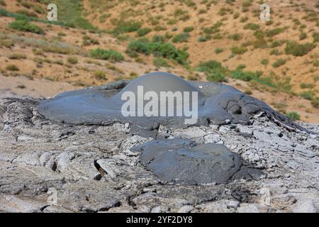 Eruzione di un vulcano di fango nella riserva storica e culturale statale di Gobustan a circa 40 miglia (64 km) a sud-ovest di Baku, Azerbaigian Foto Stock