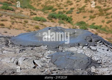 Eruzione di un vulcano di fango nella riserva storica e culturale statale di Gobustan a circa 40 miglia (64 km) a sud-ovest di Baku, Azerbaigian Foto Stock