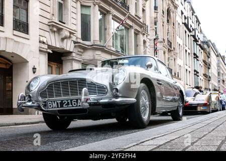 James Bond aston Martin DB5 allo spettacolo automobilistico 2024 St James a Pall Mall Londra Regno Unito Foto Stock
