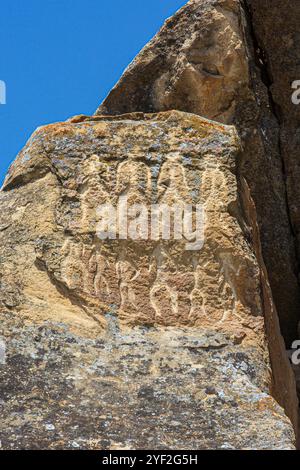 Incisioni rupestri raffiguranti uomini preistorici (5.000-000 anni) nella riserva storica e culturale statale di Gobustan, Azerbaigian Foto Stock