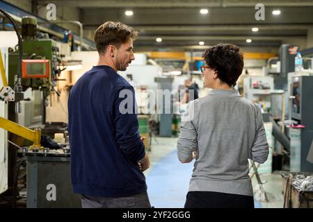 Ritratto del lavoratore sicuro di sé nel magazzino di ingegneria con le braccia incrociate Foto Stock