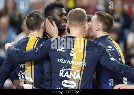 Il team Rana Verona festeggia dopo aver segnato un punto durante la partita tra Rana Verona e Valsa Group Modena, stagione regolare del Campionato Italiano di pallavolo SuperLega 2024/2025, al Pala AGSM-AIM di Verona il 2 novembre 2024. Foto Stock