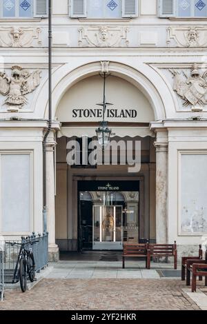 Torino, Italia - 6 ottobre 2024: Facciata della boutique Stone Island nel centro di Torino Foto Stock