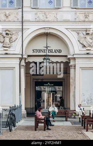 Torino, Italia - 6 ottobre 2024: Facciata della boutique Stone Island nel centro di Torino Foto Stock