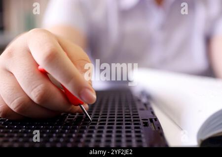 Centro per bambini non vedenti. Ragazza cieca che scrive braille. Primo piano sulle mani. Ho chi Minh. Vietnam. Centro per bambini ciechi 016810 100 Foto Stock