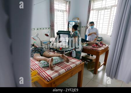 Clinica di medicina tradizionale vietnamita. Trattamento di agopuntura. Cu chi. Vietnam. Clinica di medicina tradizionale vietnamita 016810 119 Foto Stock