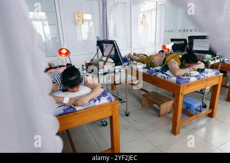 Clinica di medicina tradizionale vietnamita. Trattamento di agopuntura. Cu chi. Vietnam. Clinica di medicina tradizionale vietnamita 016810 120 Foto Stock