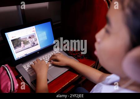 Centro per bambini non vedenti. Ragazza cieca che usa un computer. Ho chi Minh. Vietnam. Centro per bambini ciechi 016810 103 Foto Stock