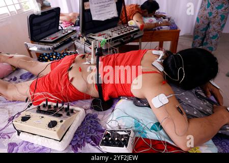 Clinica di medicina tradizionale vietnamita. Trattamento di agopuntura. Cu chi. Vietnam. Clinica di medicina tradizionale vietnamita 016810 122 Foto Stock