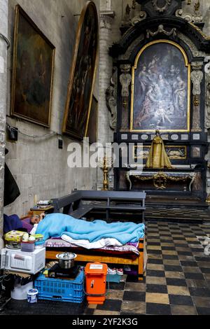 Senzatetto che dorme nella chiesa cattolica beghinage, Bruxelles, Belgio. Senzatetto che dorme nella chiesa cattolica beghinage, Bruxelles, Belgio 016811 006 Foto Stock