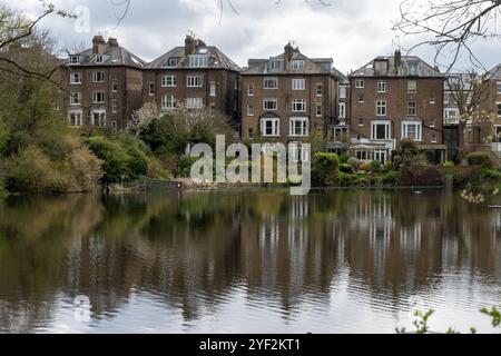 Vista sul parco urbano di Hampstead Heath con stagni, colline e punti panoramici, North London, Regno Unito in primavera Foto Stock