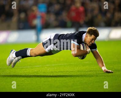 Serie autunnali: Scozia V, Figi. 2 novembre 2024. Il centro scozzese, Huw Jones, attraversa la linea delle Figi per segnare mentre la Scozia affronta le Figi nella loro prima partita delle Autumn Series a Scottish gas Murrayfield, Edimburgo, Regno Unito Credit: Ian Jacobs/Alamy Live News Foto Stock