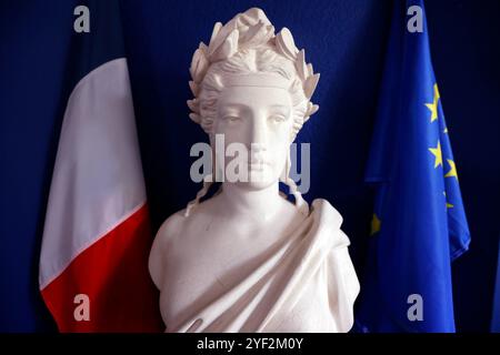 Statua di Marianne con bandiera francese nel municipio. Marianne è la personificazione nazionale della Repubblica francese. Sant'Amour. Francia. Statua di Marianne con bandiera francese nel municipio 016811 105 Foto Stock