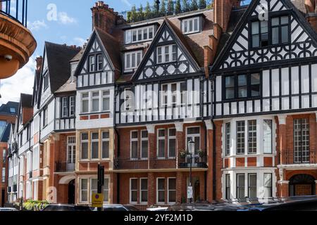 Case in mattoni rossi in via Hans Crescent nel Royal Borough di Kensington e Chelsea, Londra, Regno Unito. in primavera Foto Stock