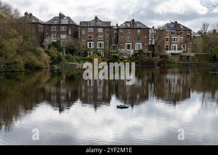 Vista sul parco urbano di Hampstead Heath con stagni, colline e punti panoramici, North London, Regno Unito in primavera Foto Stock