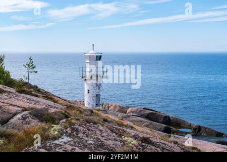 Faro bianco e scogliere di granito sul lato ovest della Blue Maiden (Bla Jungfrun), un'isola e parco nazionale nel nord di Kalmar Sound, Svezia. Foto Stock