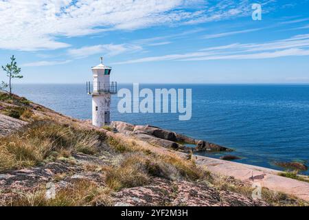 Faro bianco e scogliere di granito sul lato ovest della Blue Maiden (Bla Jungfrun), un'isola e parco nazionale nel nord di Kalmar Sound, Svezia. Foto Stock