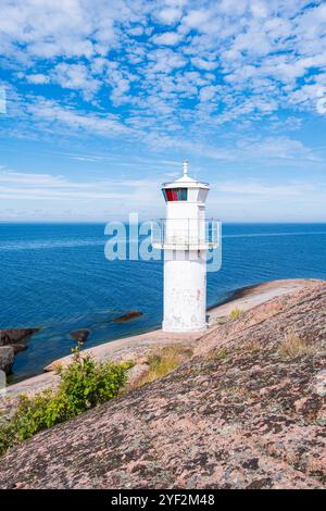 Faro bianco e scogliere di granito sul lato ovest della Blue Maiden (Bla Jungfrun), un'isola e parco nazionale nel nord di Kalmar Sound, Svezia. Foto Stock