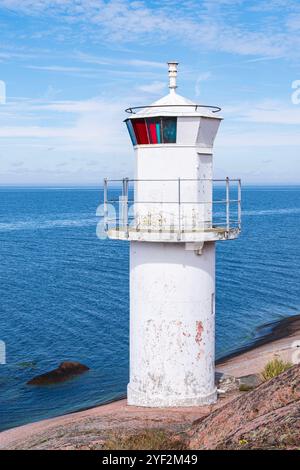 Faro bianco e scogliere di granito sul lato ovest della Blue Maiden (Bla Jungfrun), un'isola e parco nazionale nel nord di Kalmar Sound, Svezia. Foto Stock