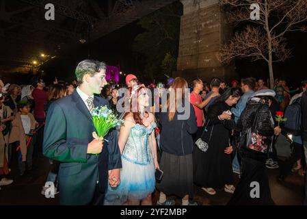 Sydney, Australia 02 Nov 2024: Appena menzionato 20 anni fa, Halloween in Australia è ora un grande evento celebrato da giovani e anziani. Secondo l'emittente nazionale ABC, 1 persona su 20 parteciperà e circa 450 milioni di dollari saranno spesi per abiti ed eventi. A Sydney, come parte dell'annuale Ghost Festival, si è svolta una sfilata di Halloween attraverso le strade più antiche della città nel distretto di Rocks, che ha attirato migliaia di partecipanti vestiti con tutti i tipi di abiti. Nella foto, parte della parata si muove sotto il Sydney Harbour Bridge. Crediti: Stephen Dwyer / Alamy Live News Foto Stock