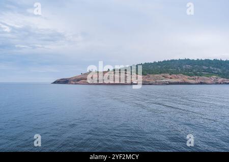Scogliere di granito e costa della Blue Maiden (Bla Jungfrun), un'isola e parco nazionale nel nord di Kalmarsund tra Oskarshamn e Öland, Svezia. Foto Stock