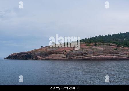 Scogliere di granito e costa della Blue Maiden (Bla Jungfrun), un'isola e parco nazionale nel nord di Kalmarsund tra Oskarshamn e Öland, Svezia. Foto Stock