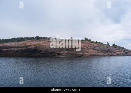 Scogliere di granito e costa della Blue Maiden (Bla Jungfrun), un'isola e parco nazionale nel nord di Kalmarsund tra Oskarshamn e Öland, Svezia. Foto Stock