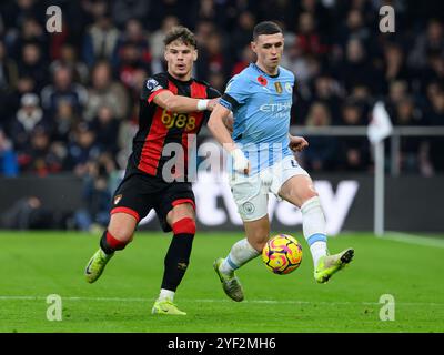 Bournemouth, Regno Unito. 2 novembre 2024. Bournemouth, Inghilterra, 2 novembre 2024: Milos Kerkez di Bournemouth (a sinistra) combatte con Phil Foden (a destra) del Manchester City durante la partita di calcio di Premier League tra Bournemouth e Manchester City al Vitality Stadium di Bournemouth, in Inghilterra. (David Horton/SPP) (David Horton/SPP) credito: SPP Sport Press Photo. /Alamy Live News Foto Stock