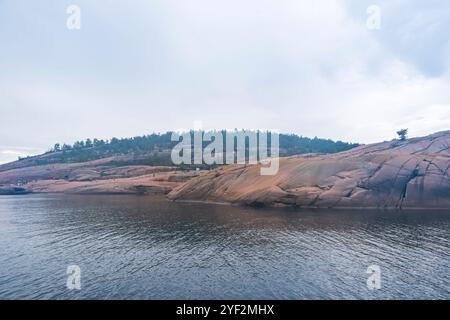 Scogliere di granito e costa della Blue Maiden (Bla Jungfrun), un'isola e parco nazionale nel nord di Kalmarsund tra Oskarshamn e Öland, Svezia. Foto Stock