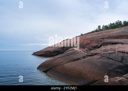 Scogliere di granito e costa della Blue Maiden (Bla Jungfrun), un'isola e parco nazionale nel nord di Kalmarsund tra Oskarshamn e Öland, Svezia. Foto Stock