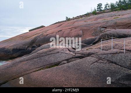 Scogliere di granito e costa della Blue Maiden (Bla Jungfrun), un'isola e parco nazionale nel nord di Kalmarsund tra Oskarshamn e Öland, Svezia. Foto Stock
