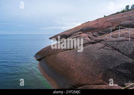 Scogliere di granito e costa della Blue Maiden (Bla Jungfrun), un'isola e parco nazionale nel nord di Kalmarsund tra Oskarshamn e Öland, Svezia. Foto Stock