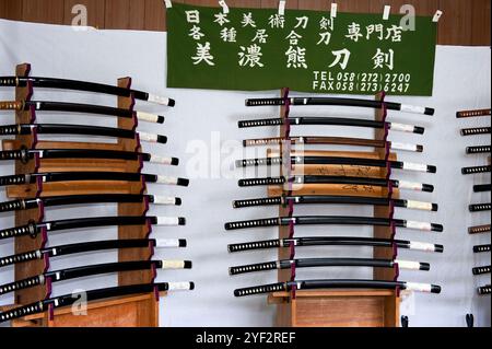 Spade giapponesi, o "katana", in mostra a Seki City, prefettura di Gifu, Giappone. Foto Stock