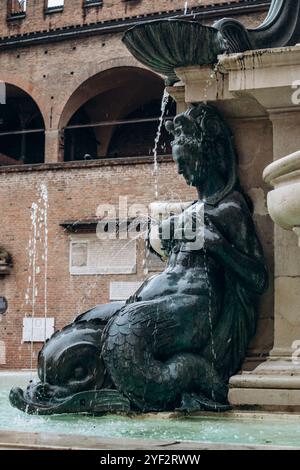 Bologna, Italia - 6 ottobre 2024: Fontana del Nettuno con le sue suggestive sirene Foto Stock