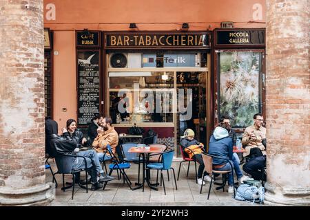 Bologna, Italia - 6 ottobre 2024: Persone su una terrazza di un caffè di strada a Bologna Foto Stock