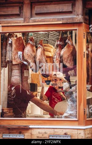 Bologna, Italia - 6 ottobre 2024: Macelleria nel centro di Bologna Foto Stock