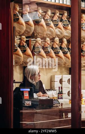 Bologna, Italia - 6 ottobre 2024: Macelleria nel centro di Bologna Foto Stock