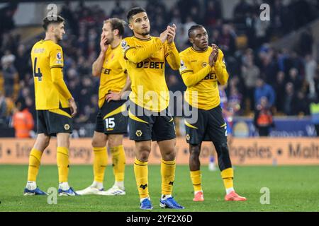 Wolverhampton, Regno Unito. 2 novembre 2024. Wolverhampton, Inghilterra, 2 novembre 2024: Giocatori lupi a tempo pieno della partita di calcio di Premier League tra Wolverhampton Wanderers e Crystal Palace allo stadio Molineux di Wolverhampton, Inghilterra (Natalie Mincher/SPP) crediti: SPP Sport Press Photo. /Alamy Live News Foto Stock