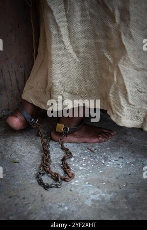 Dettaglio dei piedi incatenati di una donna nera. Schiavitù in Brasile. Rappresenta la schiava Anastacia. Foto Stock