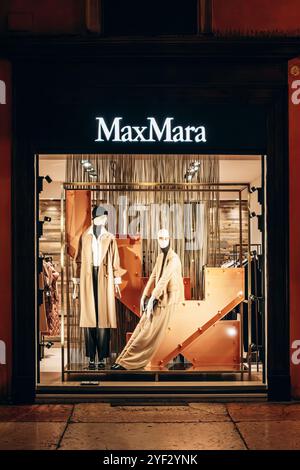 Bologna, Italia - 6 ottobre 2024: Boutique MaxMara nel centro di Bologna Foto Stock