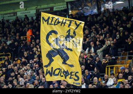 Wolverhampton, Regno Unito. 2 novembre 2024. Wolverhampton, Inghilterra, 2 novembre 2024: Bandiera all'interno dello stadio durante la partita di calcio di Premier League tra Wolverhampton Wanderers e Crystal Palace allo stadio Molineux di Wolverhampton, Inghilterra (Natalie Mincher/SPP) credito: SPP Sport Press Photo. /Alamy Live News Foto Stock