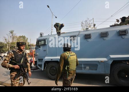 Srinagar, India. 2 novembre 2024. I soldati paramilitari indiani si spostano verso il sito di una battaglia con armi da fuoco, a Srinagar, Kashmir controllato dagli indiani, sabato 2 novembre, 2024. (foto di Mubashir Hassan/Pacific Press) credito: Pacific Press Media Production Corp./Alamy Live News Foto Stock