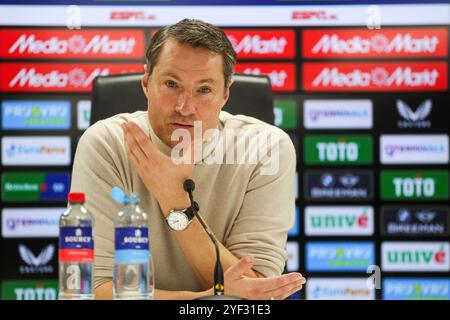 Rotterdam, Paesi Bassi. 3 novembre 2024. ROTTERDAM, PAESI BASSI - 3 NOVEMBRE: Capo-allenatore Brian Priske del Feyenoord durante la conferenza stampa durante l'incontro olandese Eredivisie tra Feyenoord e AZ allo Stadion Feijenoord il 3 novembre 2024 a Rotterdam, Paesi Bassi. (Foto di Hans van der Valk/Orange Pictures) credito: Orange Pics BV/Alamy Live News Foto Stock