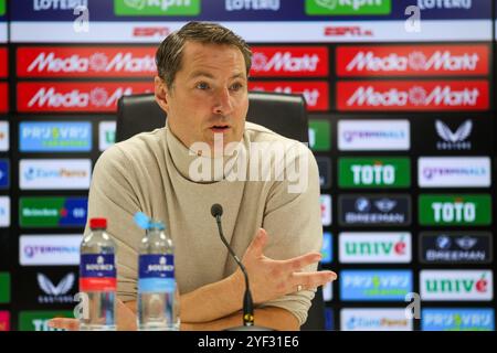 Rotterdam, Paesi Bassi. 3 novembre 2024. ROTTERDAM, PAESI BASSI - 3 NOVEMBRE: Capo-allenatore Brian Priske del Feyenoord durante la conferenza stampa durante l'incontro olandese Eredivisie tra Feyenoord e AZ allo Stadion Feijenoord il 3 novembre 2024 a Rotterdam, Paesi Bassi. (Foto di Hans van der Valk/Orange Pictures) credito: Orange Pics BV/Alamy Live News Foto Stock